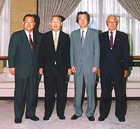 写真左から宮下衆議院議員、 長野県和田会長、小泉内閣総理大臣、全中大河内会長