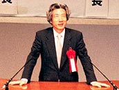 平成15年開催の中央会全国大会で小泉首相の胸元に水引のリボンが付けられた