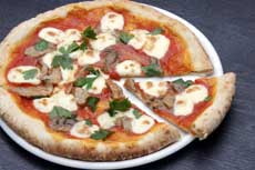 松島亭が誇るピザ「マルゲリータ」トマトとモッツアレラに調和する生地は、1枚ずつすべて手作りである